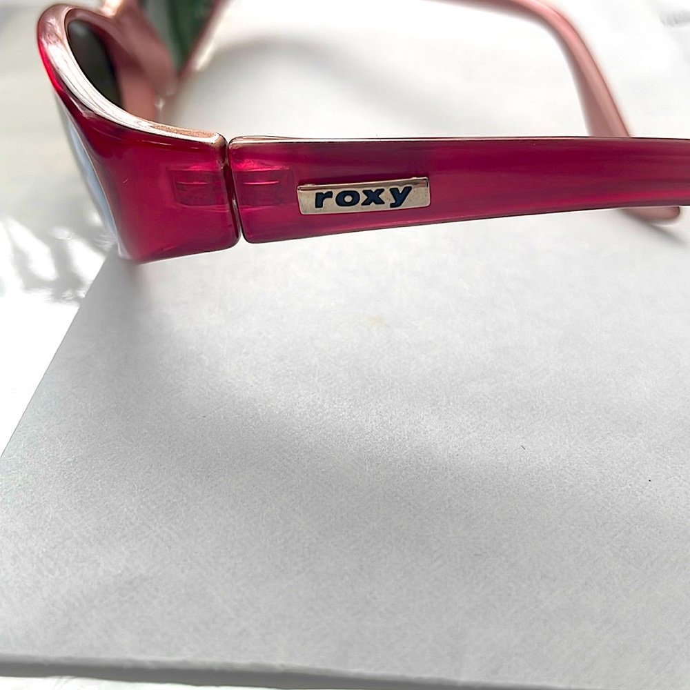 Roxy sunglasses. EC. No scratches.
Roxy RX 5061. Measures 5 in across front.